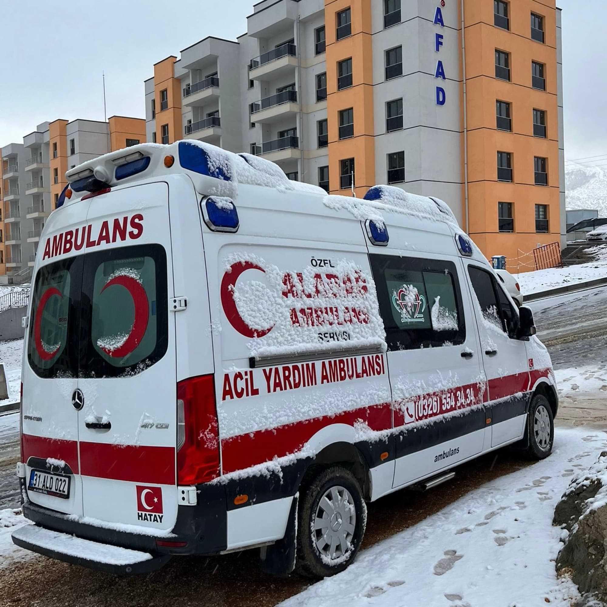 Karlı havada görevdeki Aladağ Ambulans aracı