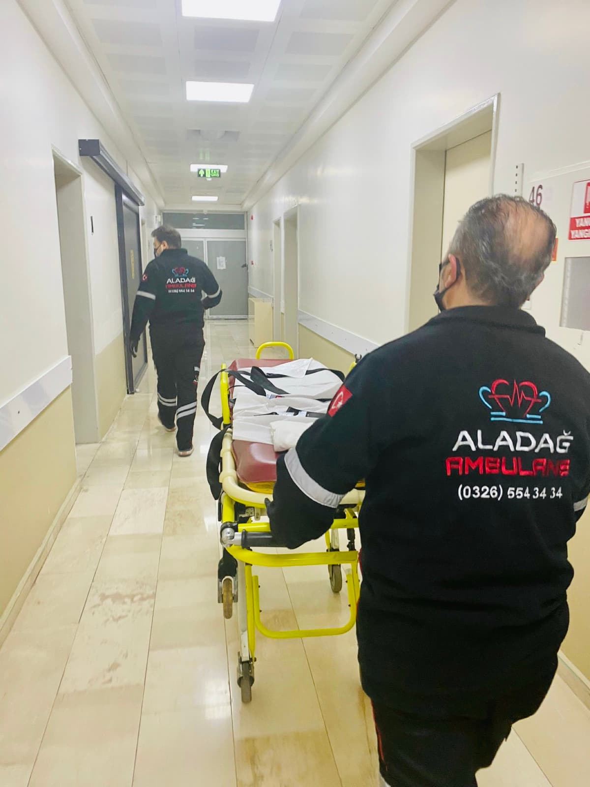 Aladağ Ambulans ekibi hastane koridorunda sedyeyle